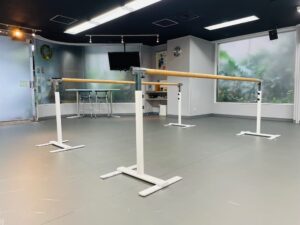 秋葉原レンタルスタジオではバレエレッスンに使えるレッスンバーがあります