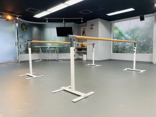 秋葉原レンタルスタジオではバレエレッスンに使えるレッスンバーがあります