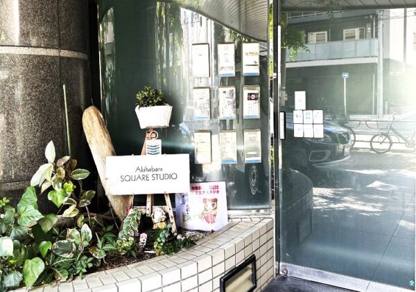 レンタルスタジオ秋葉原スクエアの入り口には宣伝で利用できるチラシボックスがあります
